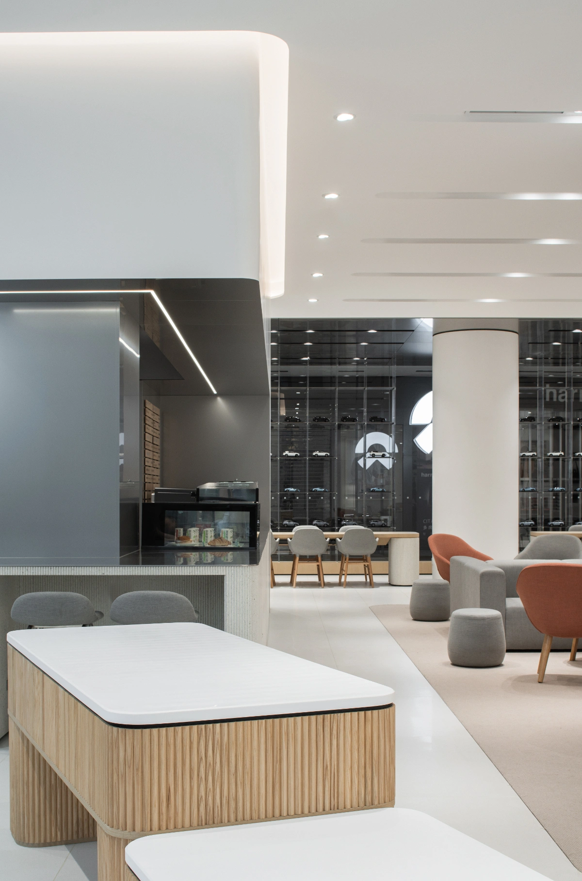 NIO House - 成都万象城蔚来中心:围绕艺廊构建社区 / MOC DESIGN