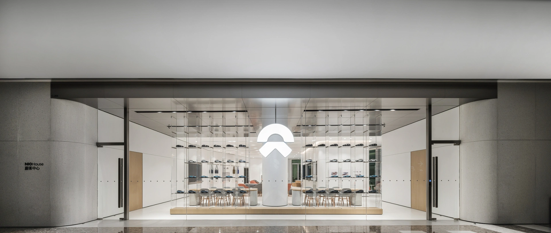 NIO House - 成都万象城蔚来中心:围绕艺廊构建社区 / MOC DESIGN