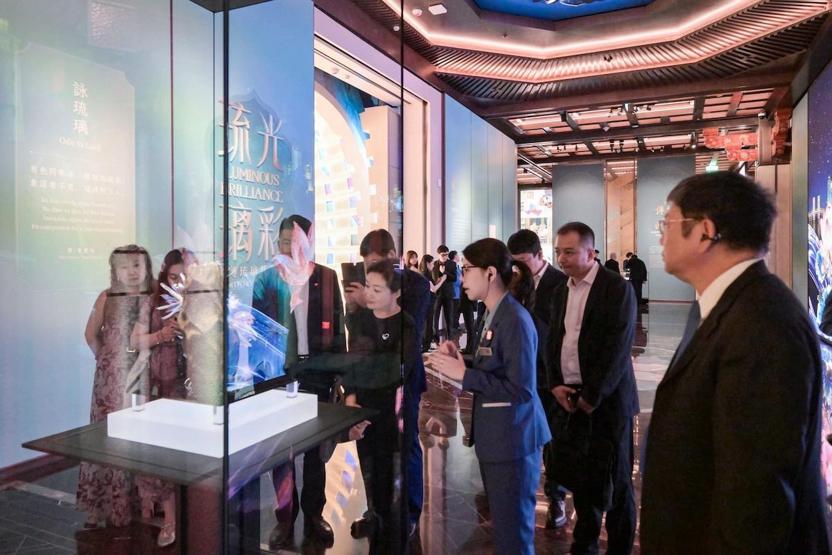 保利美高梅博物馆“琉光璃彩——淄博琉璃艺术展”展厅参观现场